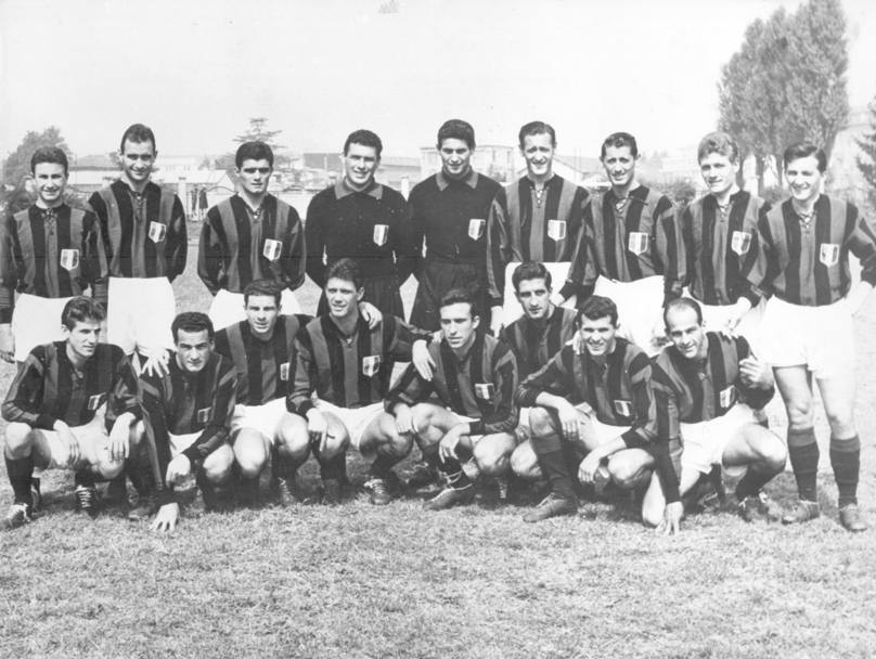 Una formazione del Milan 1957/58. Fa bella mostra di s lo scudetto sulle maglie (il 6o della storia).